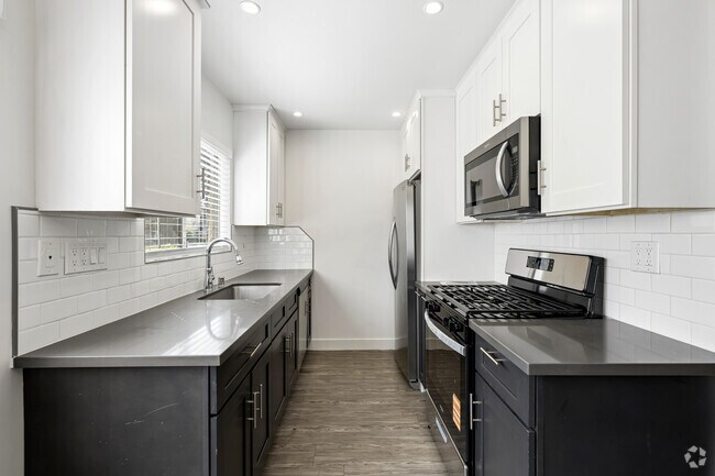 2BR, 1BA - 900SF - Kitchen