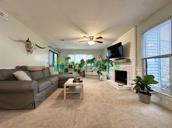 Building Photo - 3200 Lynnhaven Dr Unit 201