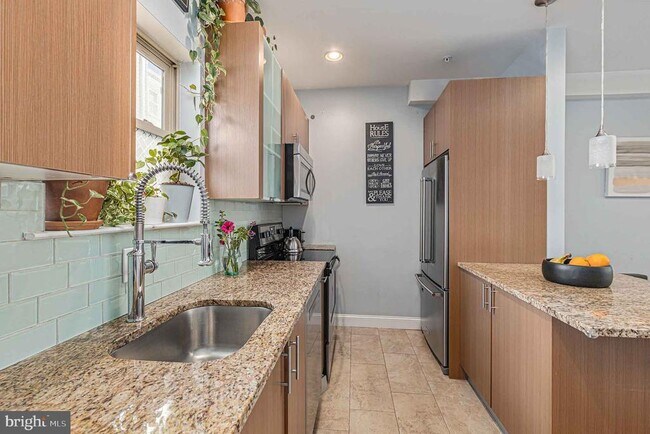 Photo - 1935 W George St