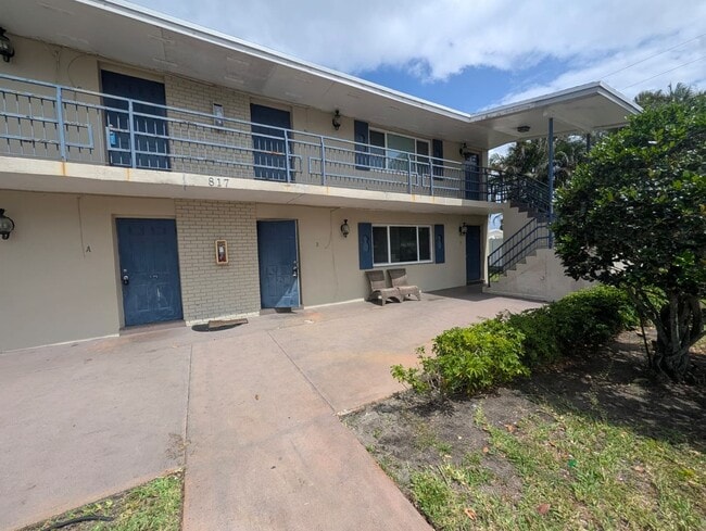 Building Photo - 817 Lighthouse Dr Unit B
