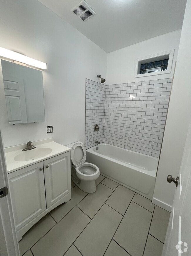 Building Photo - 1450 W 18th St Unit 3 Front Rental