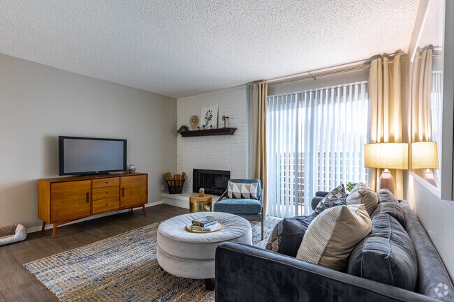 2BR, 2BA - 1,016SF