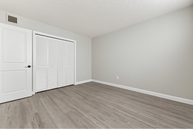 Photo - 3910 Crystal Lake Dr Unidad 204
