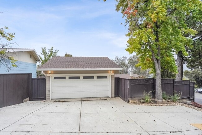 Building Photo - 6900 Thornhill Dr