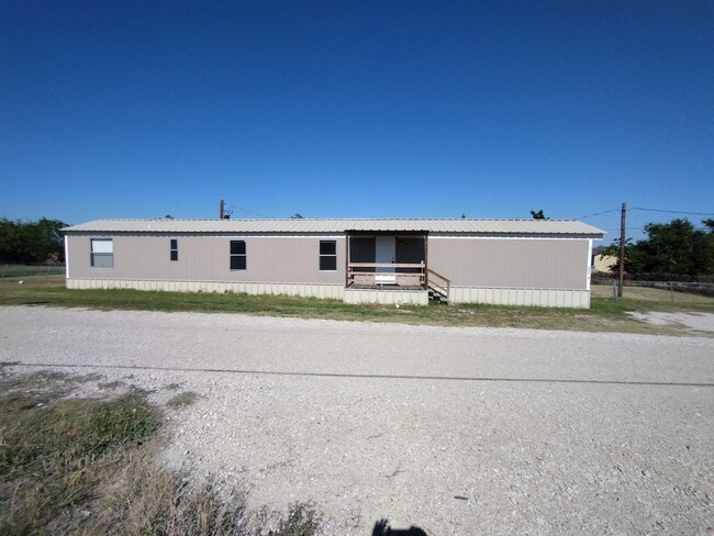 3 Bedroom/2 Bath home on large fenced lot - 3 Bedroom/2 Bath home on large fenced lot