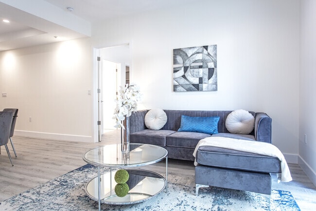 2HAB, 2BA - 1,299&nbsp;ft² - Regency Holt Apartments