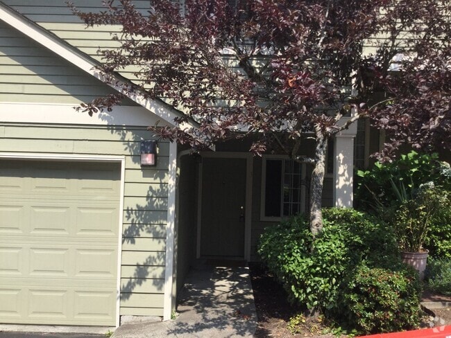 Building Photo - Spacious 3 Bed, 2.5 Bath Townhome