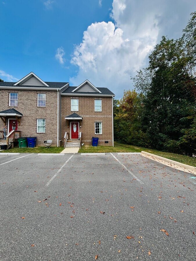 3 Bedroom, 2.5 Townhouse - 3 Bedroom, 2.5 Townhouse