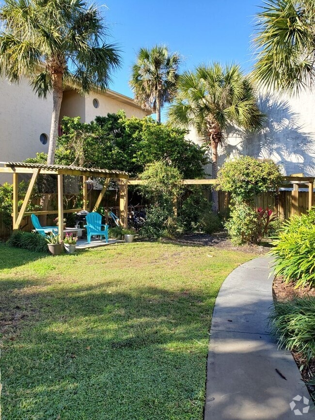 Building Photo - Secluded 1/1 located within walking distan... Rental
