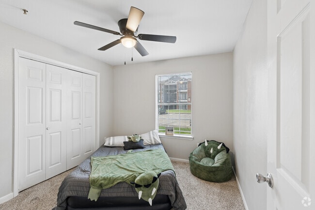 2BR, 2BA - 901SF - Bedroom