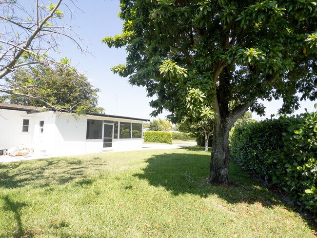 Photo - 887 W Perry St