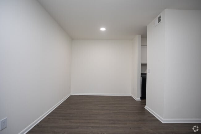 2BR, 1BA - 836SF - Dining Room