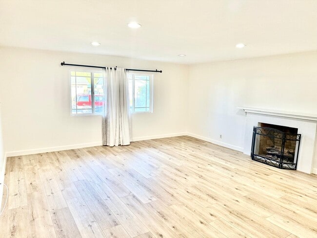 2121 Mignon Way