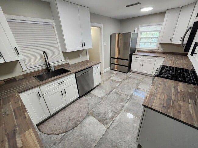 Photo - Rare opening with a 4 bedroom @5259 Sequoia