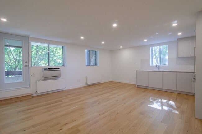 Building Photo - 4800 Maisonneuve Blvd W Unit 604