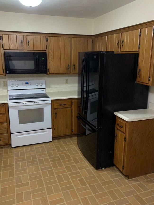 Kitchen - view 1 - 719 N Gammon Rd