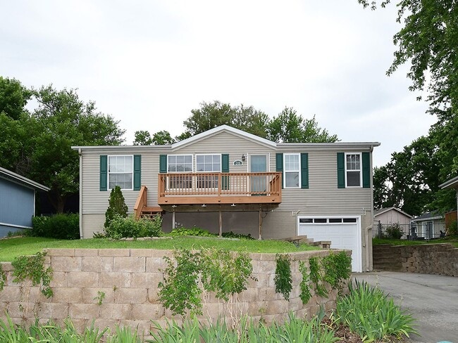 Building Photo - 4 bedroom / 3 bath in Yutan! Available Now!