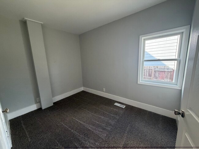 Photo - 13 Garibaldi Ave Unit Lower