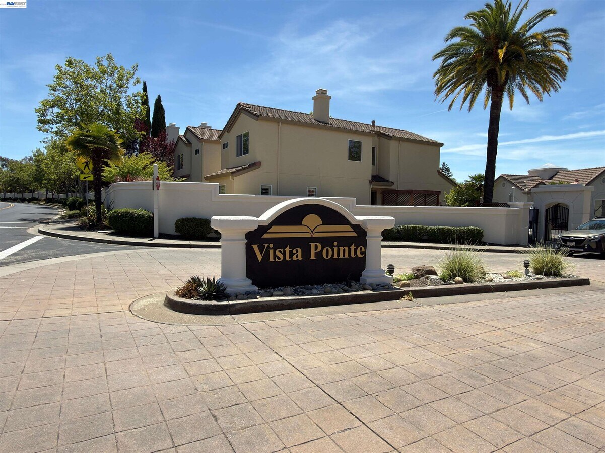 Photo - 910 Vista Pointe Dr