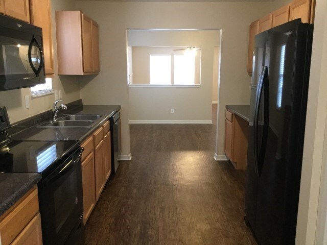 Photo - 332 Aberdeen Cir
