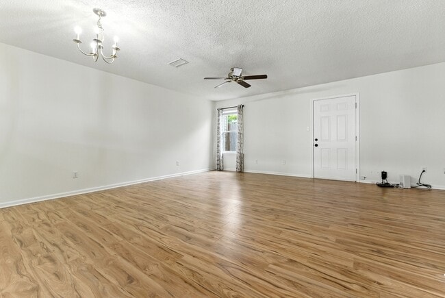 Photo - 1323 Longlac Rd