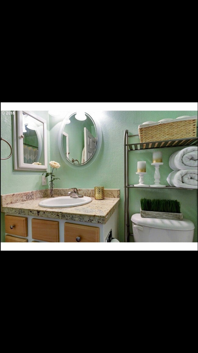 Building Photo - 9570 SW 146th Terrace Unit U4