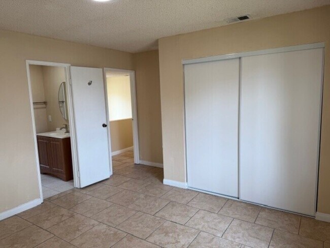 Photo - 1609 Grove St Unidad B