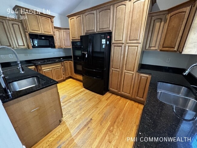 944 Haden Ln