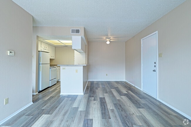 1 habitación, 1 baño, 575 pies cuadrados, sala de estar - Cherry Creek Crossing Apartments