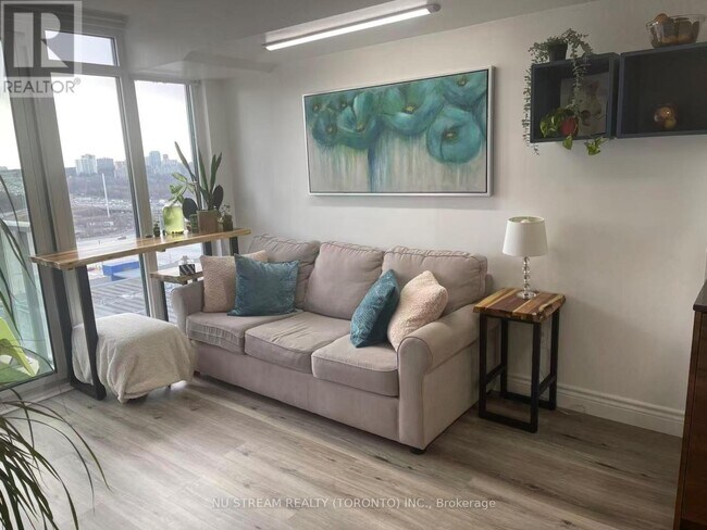 Photo - 121 McMahon Dr Unité 1606