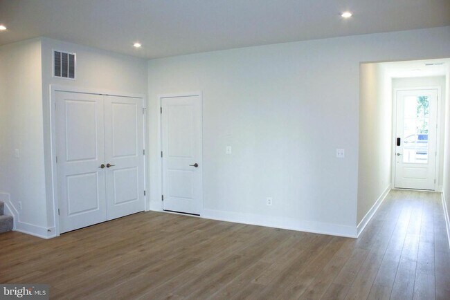 Photo - 139 Heyford Dr