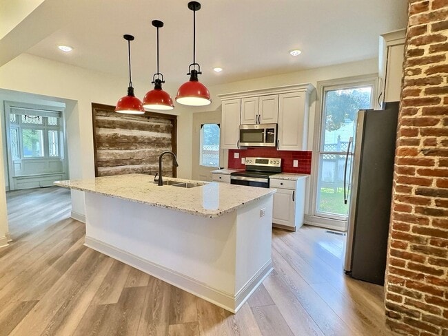 Building Photo - **August 2028** HUGE 8 Bed 6 Bath !! Fully Remodeled!!