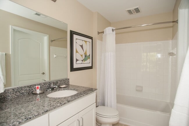 Photo - 3 Bedroom Townhouse at the Woodlands - END UNIT * only $500 deposit - End Unit Unidad #201