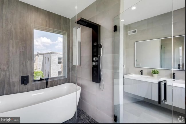 Building Photo - Brand New Luxury Home Brewerytown