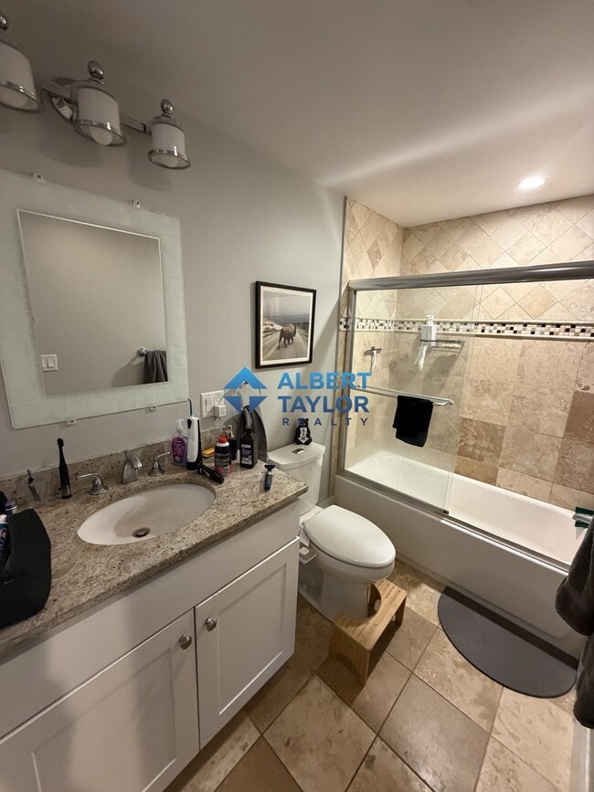 Photo - 632 E 2nd St Unit 4