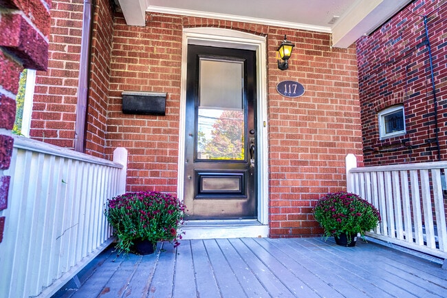 Building Photo - 117 Deloraine Ave