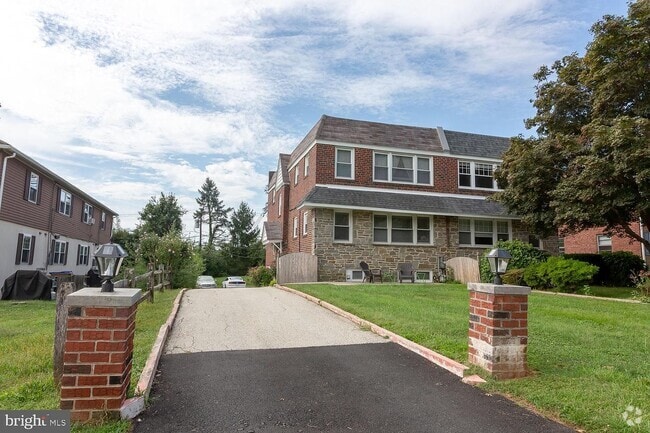 Building Photo - 3518 Rhoads Ave Unit Apt A2