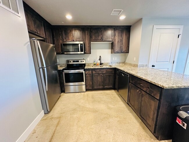 Building Photo - 583 N 400 E Unit B