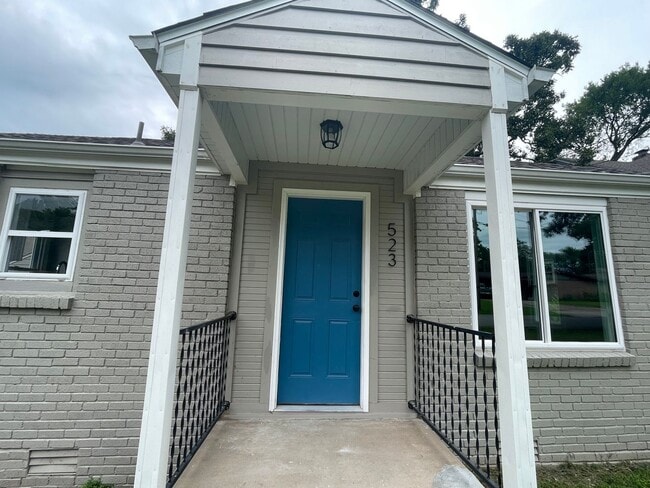 Building Photo - 2 bed 1 bath home within walking distance ...