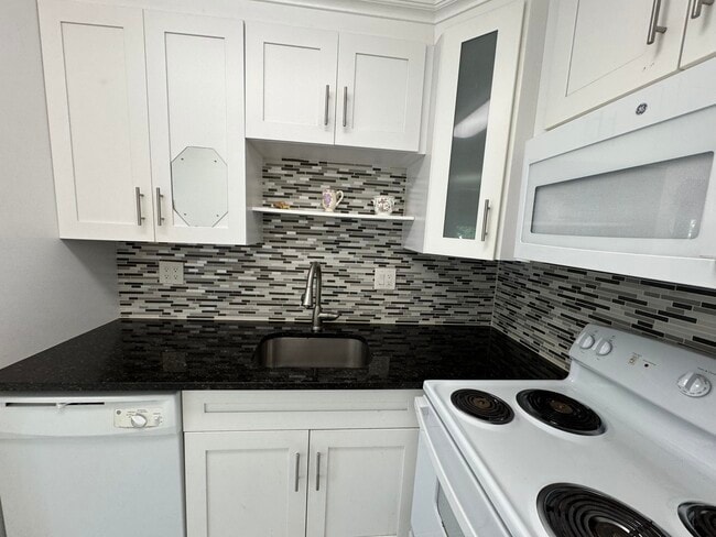 Building Photo - 4990 E Sabal Palm Blvd
