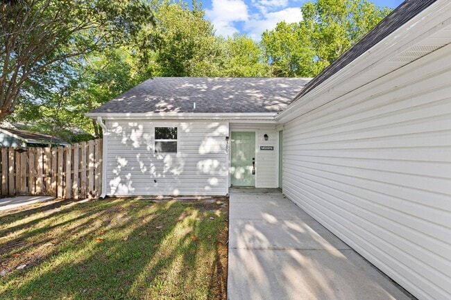 Photo - 3 Bedroom Home in Wilmington with a fenced yard and garage!
