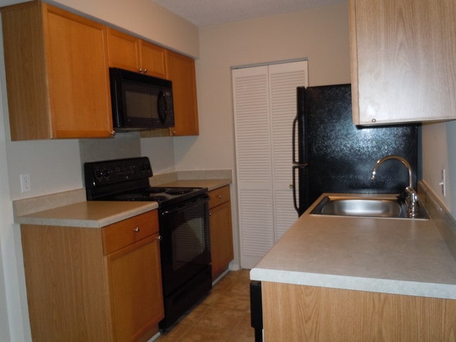 Metairie Lake Apartments