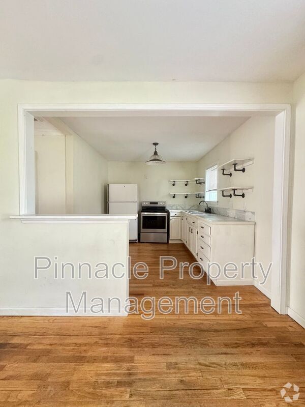 Building Photo - 421 S Van Buren St Rental