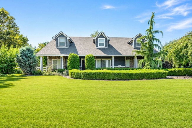 Building Photo - Big Yard!