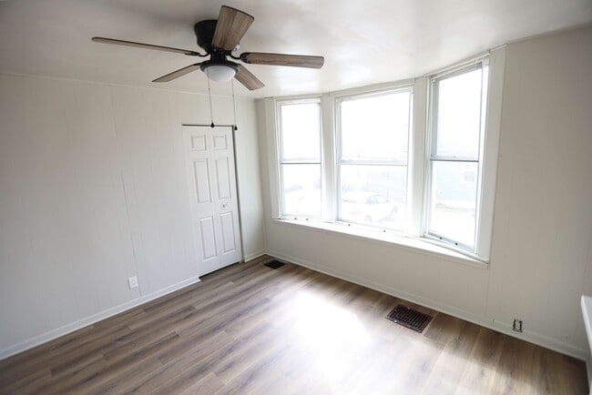 Photo - 437 Eastern Ave SE