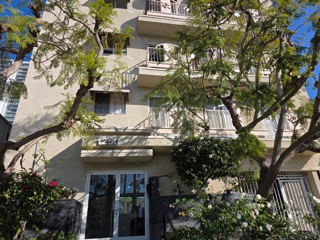 Building Photo - 1250 S Westgate Ave Unit #103