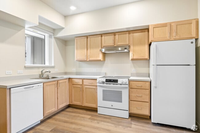 3BR, 2BA - 957SF - Kitchen - Bowman Place