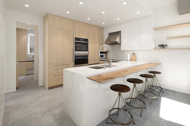 Photo - 211 W Main St Unidad 102