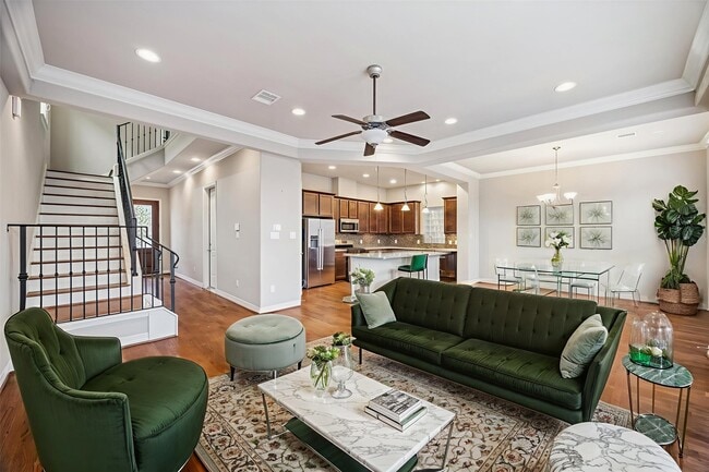 Photo - 5749 Larkin St