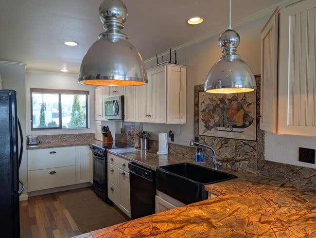 Photo - Wonderful Fully Furnished In Town Rental with Amazing View of the Harbor! Unidad B